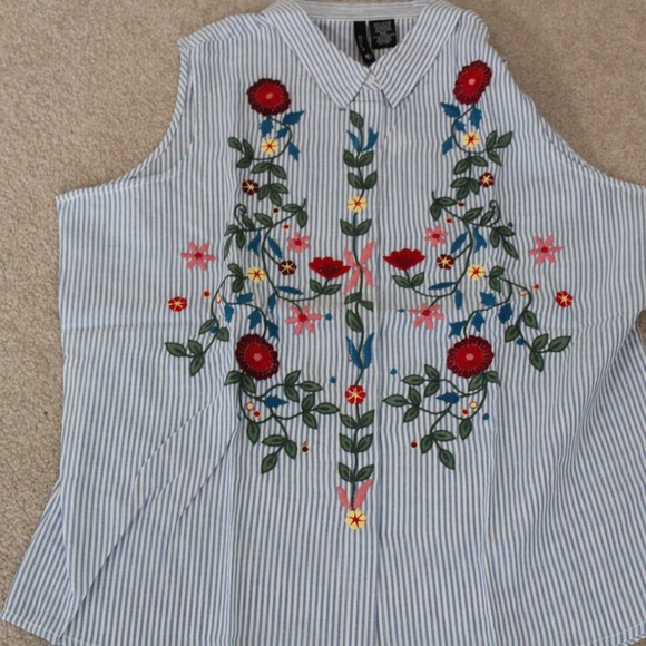 size petite L, pretty pinstripe with floral design blouse, new condition - Picture 2 of 5